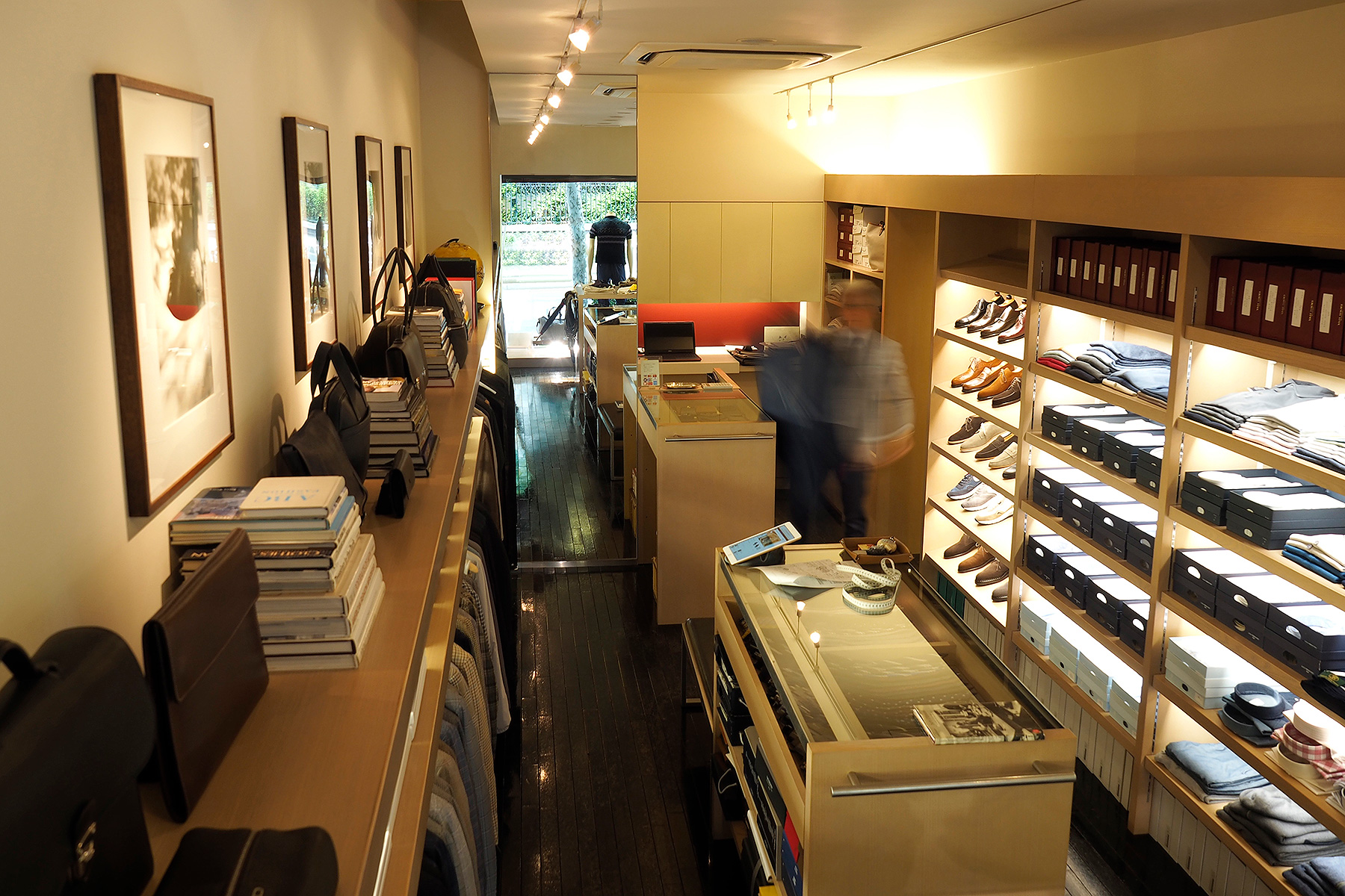 東京青山にあるこだわりのメンズインポートセレクトショップ Steve スティーヴ 心地よい空間で選ぶ 大人のためのセレクトショップ スティーヴが東京 青山に05年8月オープン 40代を中心に大人の男性から支持されているセレクトショップです